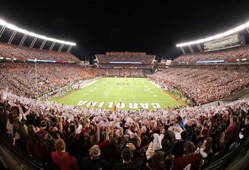 Отель Holiday Inn Express & Suites Columbia Downtown The Vista, An Ihg