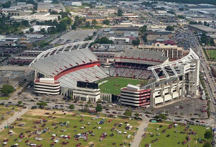 Отель Holiday Inn Express & Suites Columbia Downtown The Vista, An Ihg