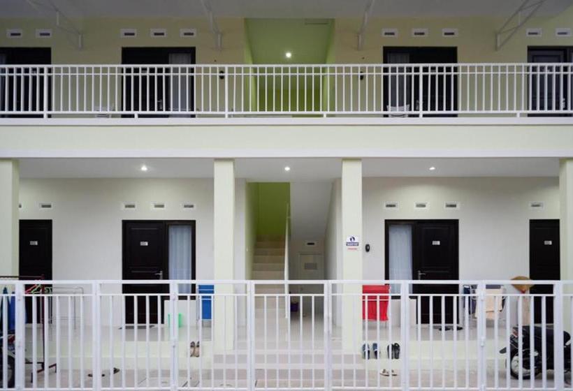 ホテル Koolkost Female Syariah Near Rsu Syubbanul Wathon Magelang