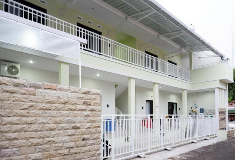 ホテル Koolkost Female Syariah Near Rsu Syubbanul Wathon Magelang