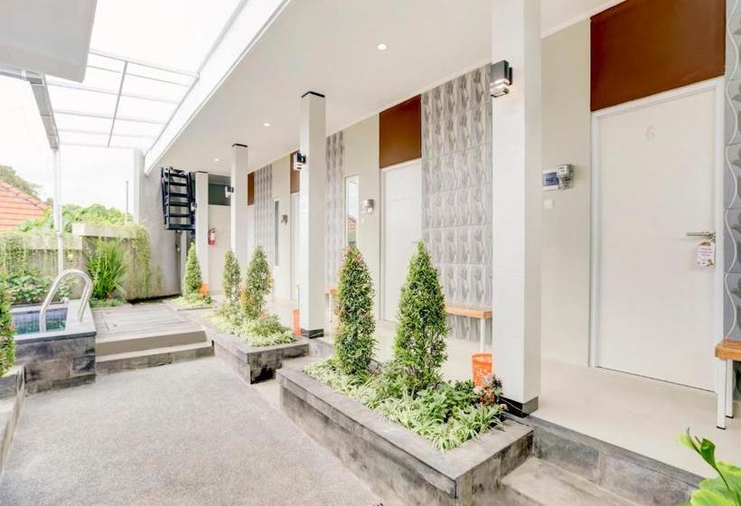 فندق Oyo 90057 Riverside Bali Villas