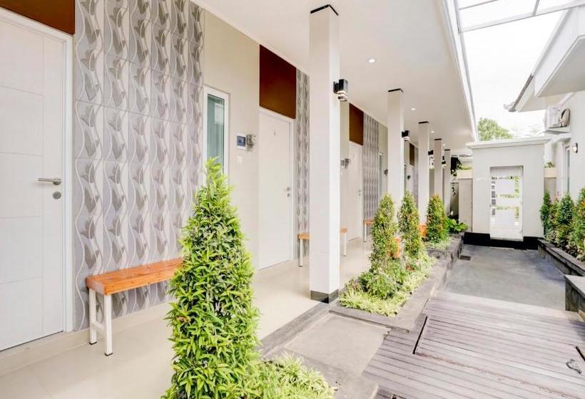 فندق Oyo 90057 Riverside Bali Villas