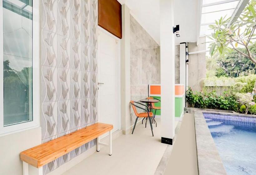 فندق Oyo 90057 Riverside Bali Villas