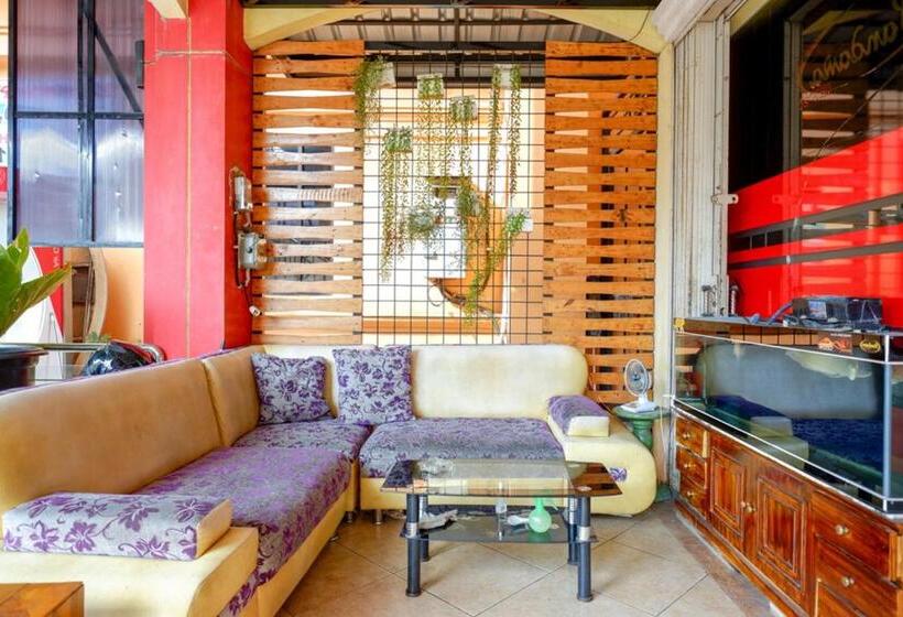 Отель Pandawa Guest House At Ngaliyan Square Mitra Reddoorz