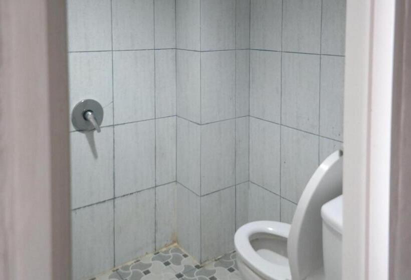 ホテル Reddoorz At Jalan Somba Opu Losari