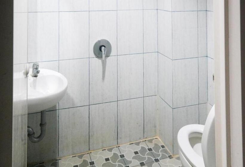 ホテル Reddoorz At Jalan Somba Opu Losari