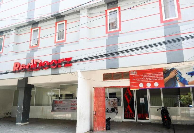 ホテル Reddoorz At Jalan Somba Opu Losari