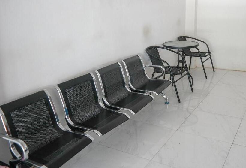 ホテル Reddoorz At Jalan Somba Opu Losari