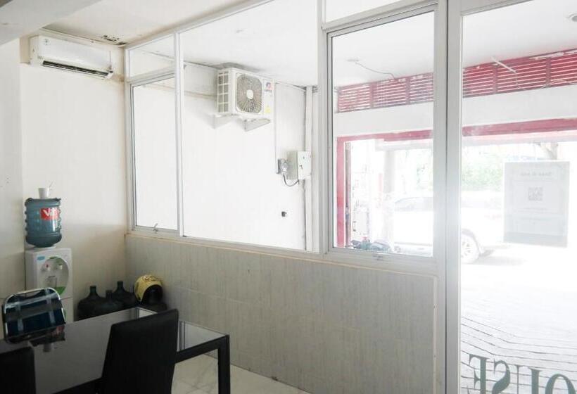 ホテル Reddoorz At Jalan Somba Opu Losari