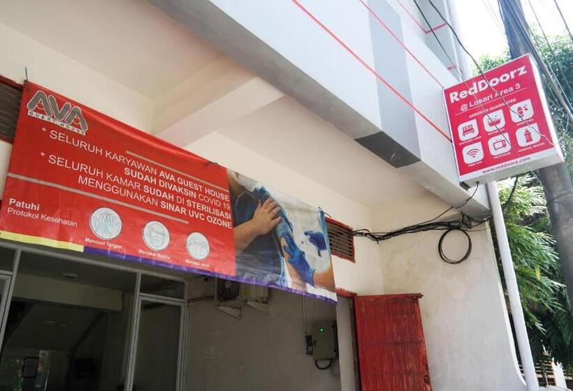 ホテル Reddoorz At Jalan Somba Opu Losari