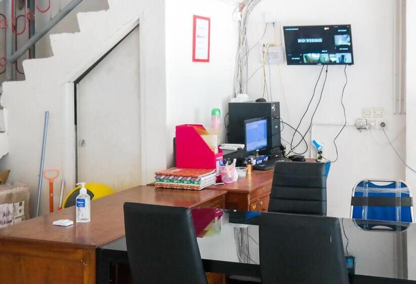 ホテル Reddoorz At Jalan Somba Opu Losari