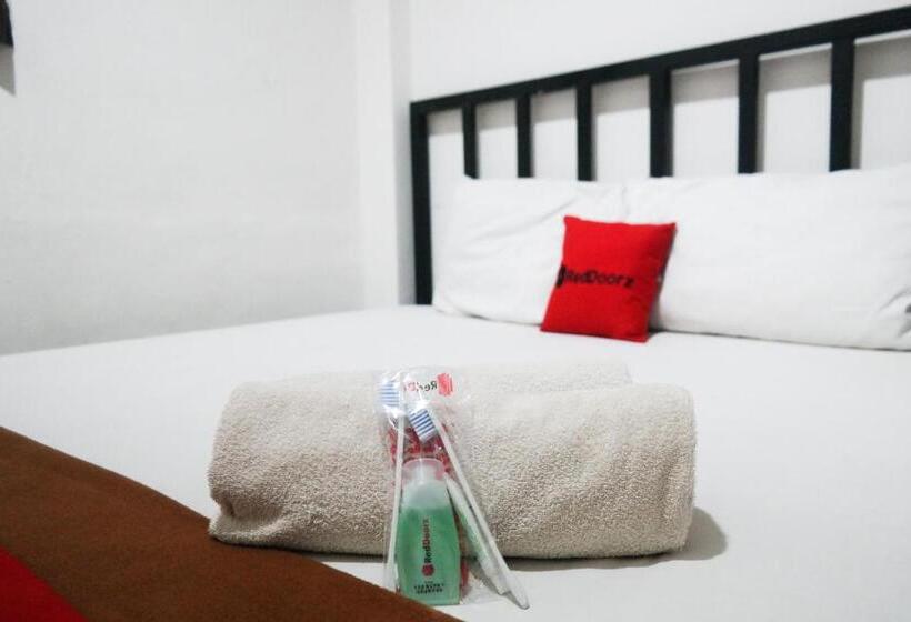 ホテル Reddoorz At Jalan Somba Opu Losari