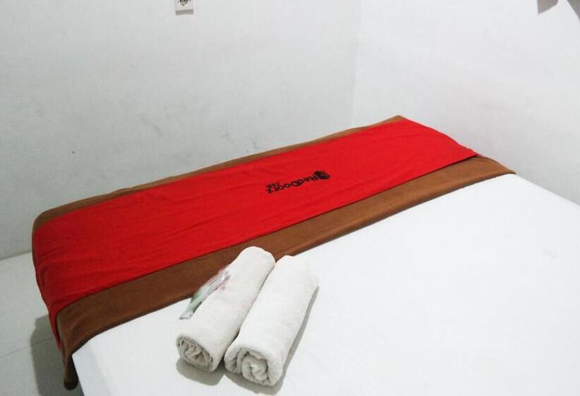 ホテル Reddoorz At Jalan Somba Opu Losari