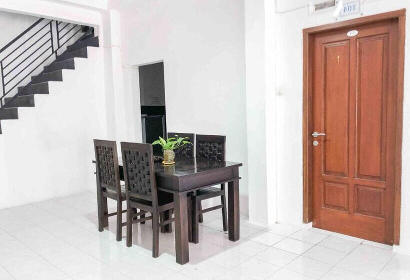 Отель Reddoorz Near Eco Green Park Batu