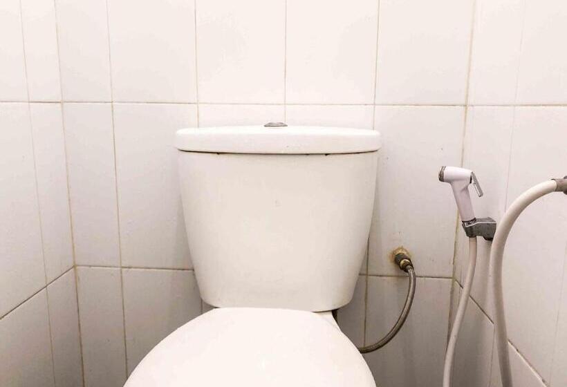 Отель Reddoorz Near Eco Green Park Batu