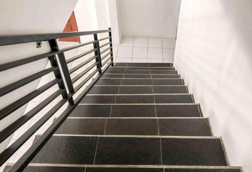 ホテル Reddoorz Near Eco Green Park Batu