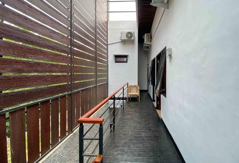 ホテル Reddoorz Syariah @ Jalan Saxophone Malang