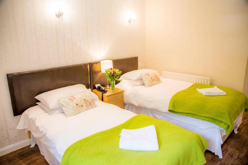 Отель Stay And Relax At The Yew Tree