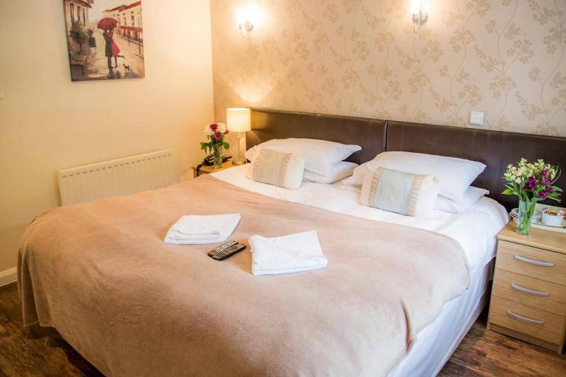 Отель Stay And Relax At The Yew Tree