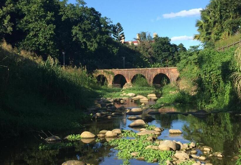 تختخواب و صبحانه Johnnie S Inn