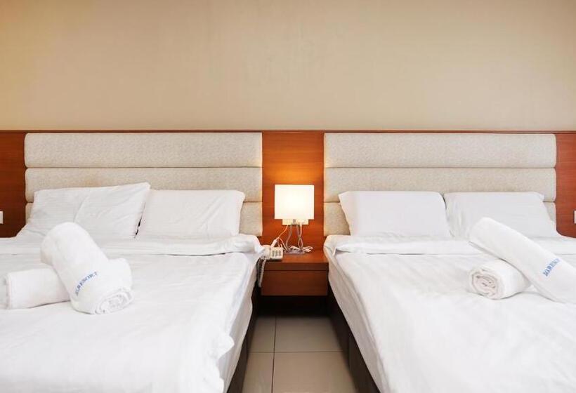 בית מלון כפרי J.g. Resort