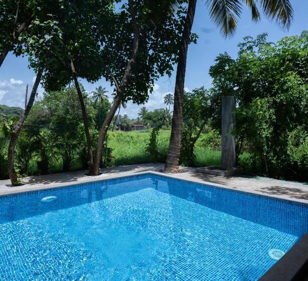 호텔 Lotusfeet Beach Resort Morjim