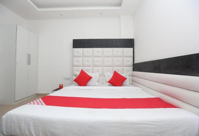 בית מלון כפרי Oyo 75853  Palazzo