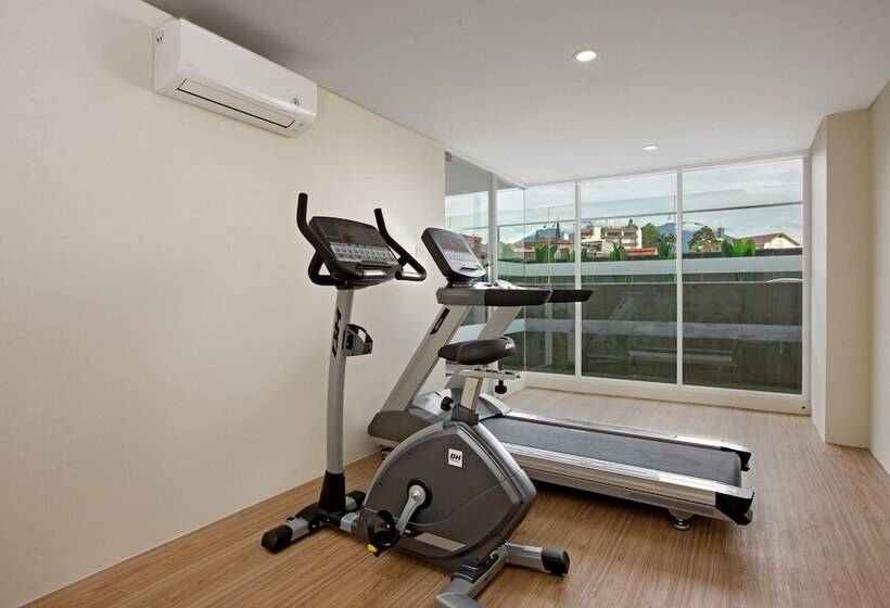 Отель Santika Bukittinggi