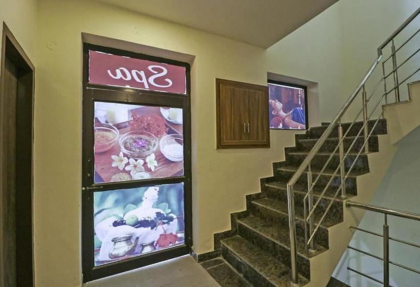 Spot On Hotel White Rose