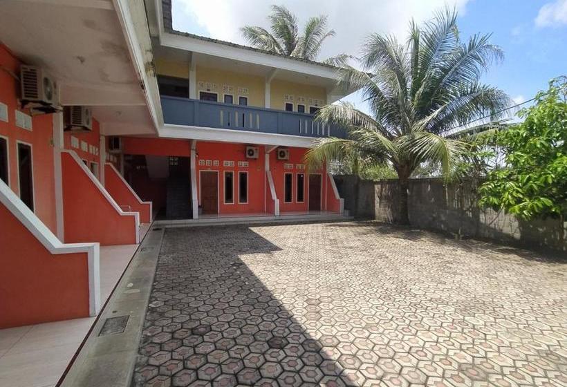 Отель Spot On 90040 Pondok Manggir