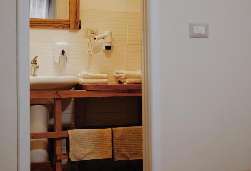 پانسیون At Pikotiko S   Korca City Rooms For Rent