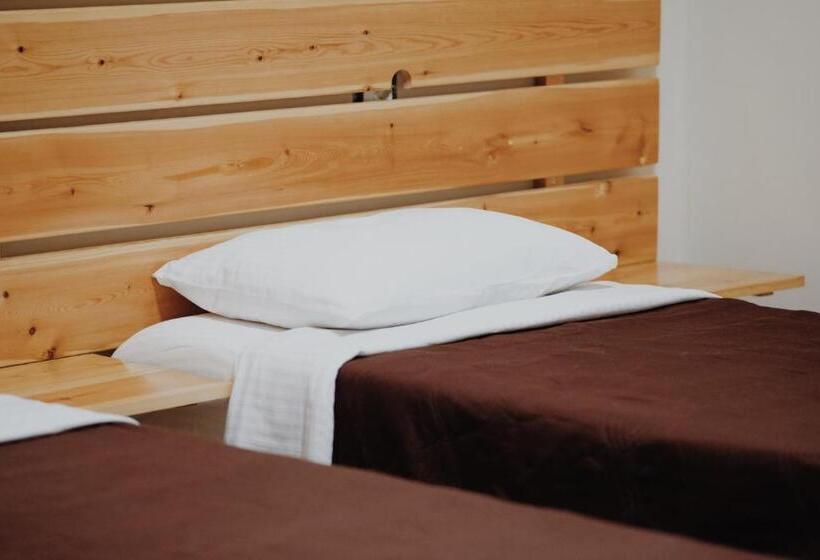 پانسیون At Pikotiko S   Korca City Rooms For Rent