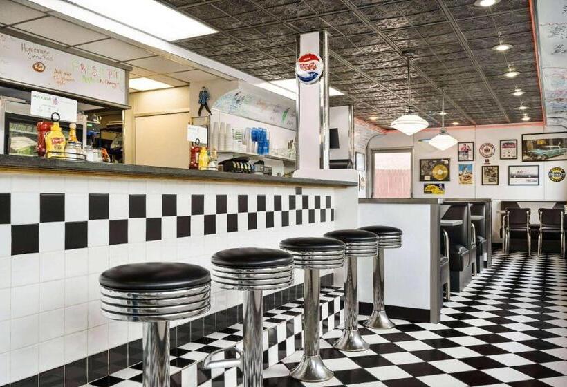 בית מלון כפרי Baymont By Wyndham Hearne