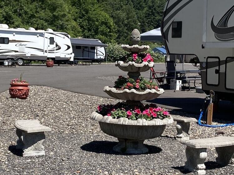 فندق Clatskanie River Inn