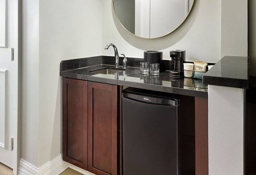 هتل Courtyard By Marriott New Orleans French Quarter/iberville