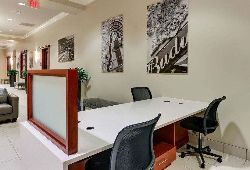 ホテル Doubletree By Hilton St. Louis Forest Park