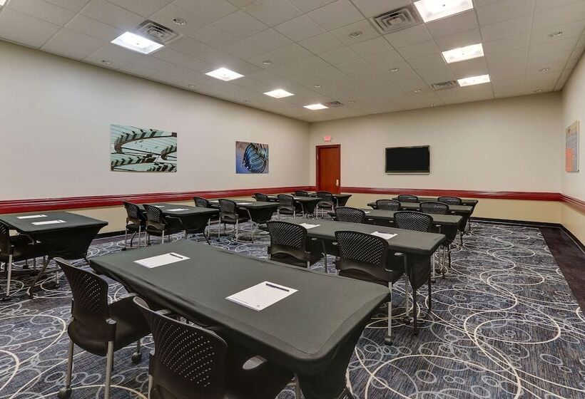 ホテル Doubletree By Hilton St. Louis Forest Park