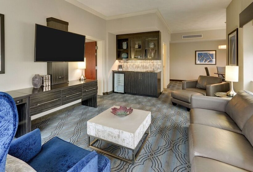 هتل Doubletree By Hilton St. Louis Forest Park
