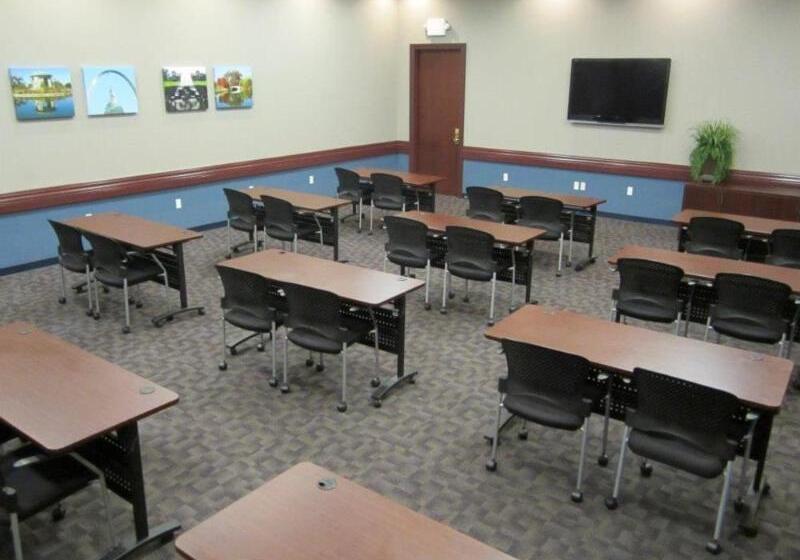 ホテル Doubletree By Hilton St. Louis Forest Park