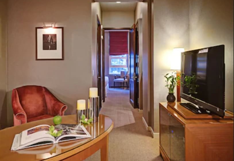 Giraffe By Library Hotel Collection