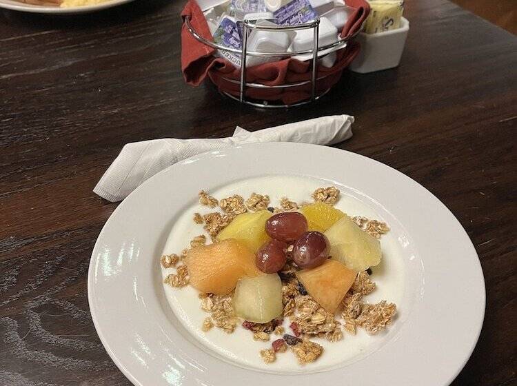 فندق Green Park Inn