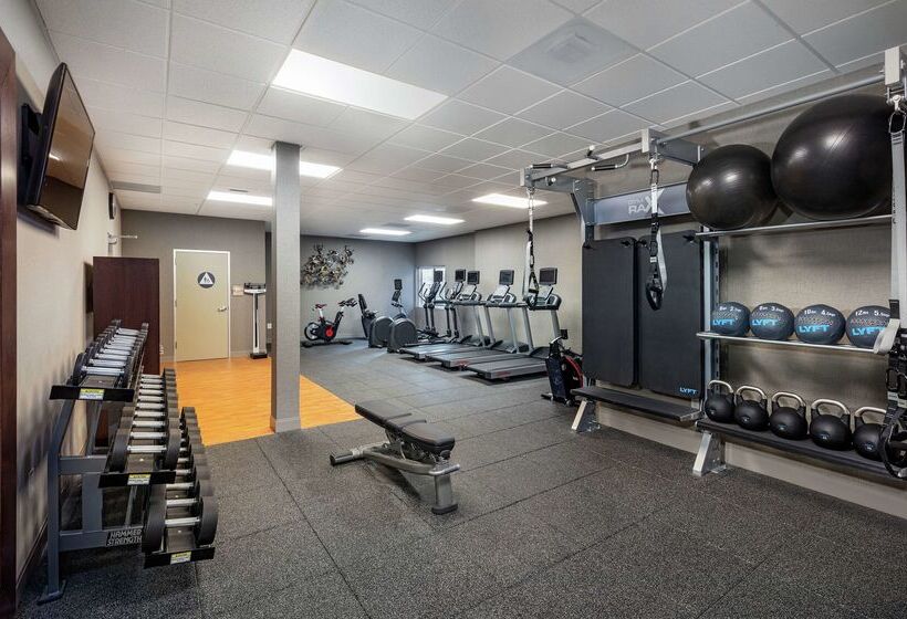 בית מלון כפרי Hilton Garden Inn Davis Downtown