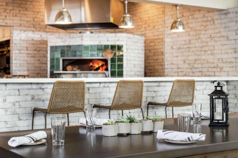 בית מלון כפרי Hilton Garden Inn Davis Downtown