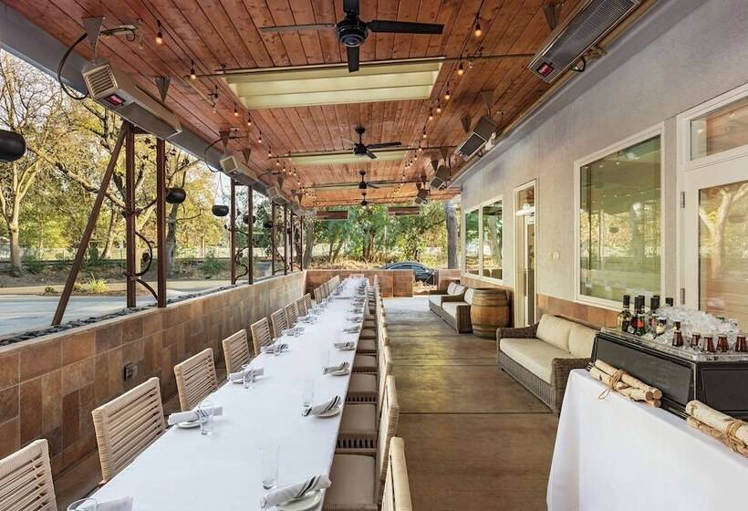 בית מלון כפרי Hilton Garden Inn Davis Downtown