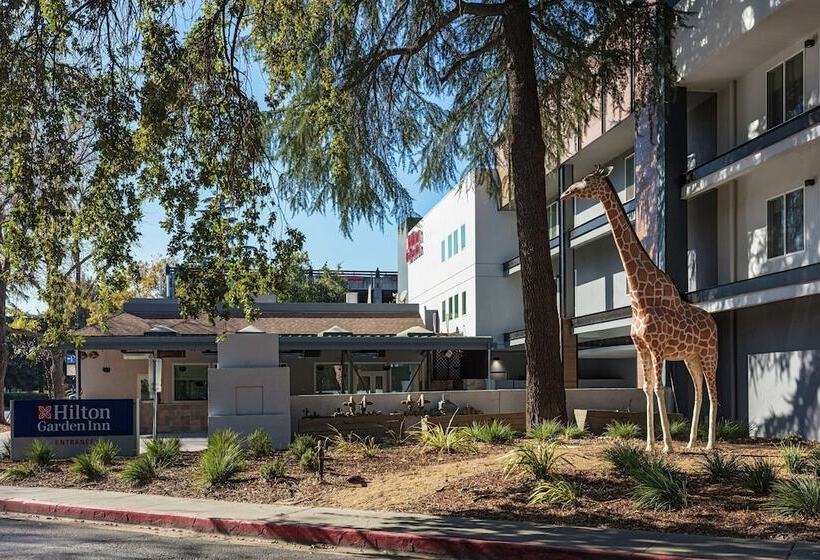 בית מלון כפרי Hilton Garden Inn Davis Downtown