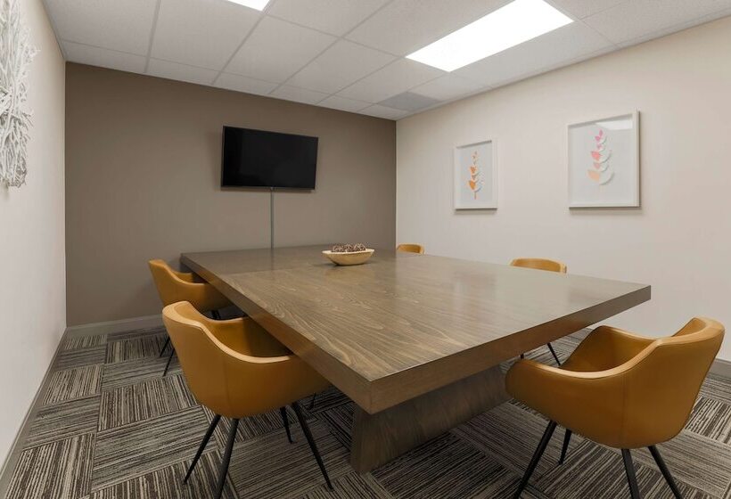 בית מלון כפרי Hilton Garden Inn Davis Downtown