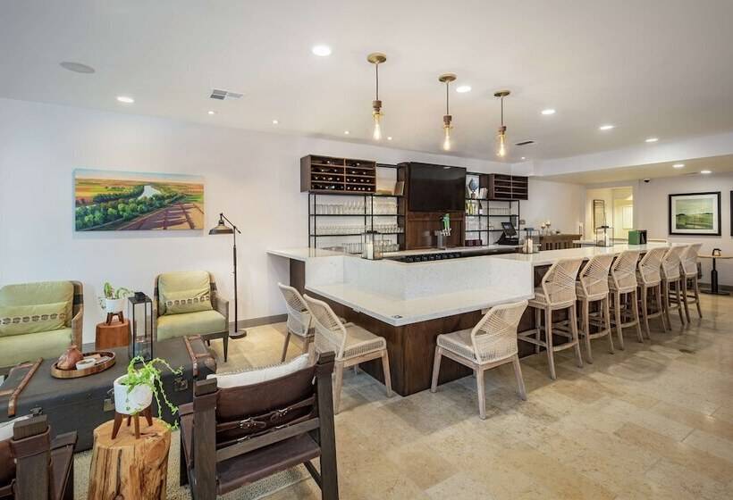 בית מלון כפרי Hilton Garden Inn Davis Downtown