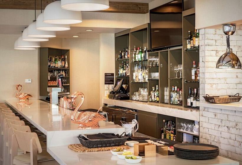 בית מלון כפרי Hilton Garden Inn Davis Downtown