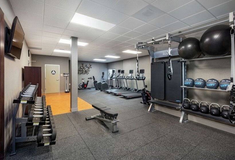 בית מלון כפרי Hilton Garden Inn Davis Downtown