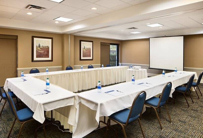فندق Holiday Inn Express & Suites Alpharetta, An Ihg